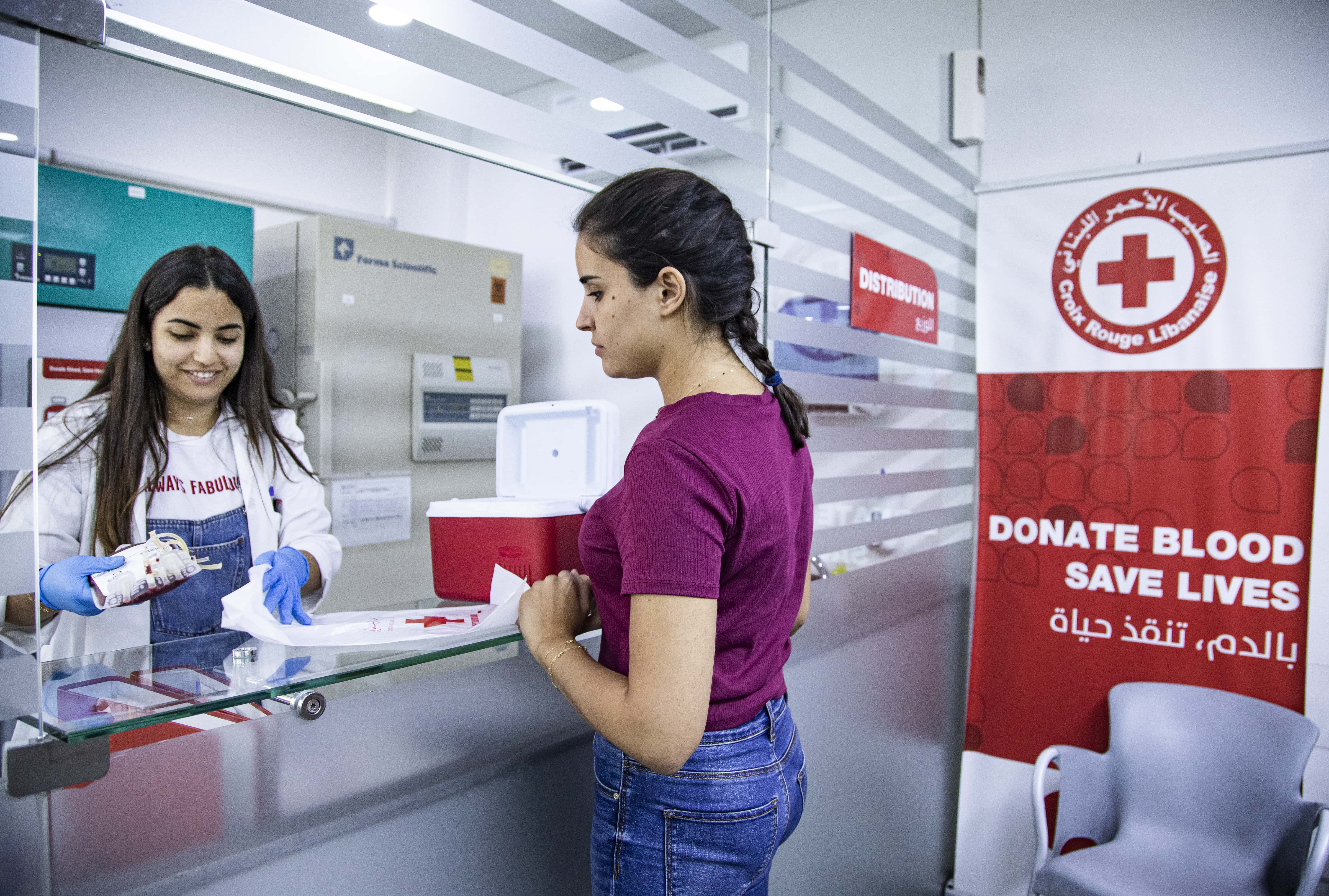 Zwei Frauen am Empfang der Blutspendezentrale in Beirut,