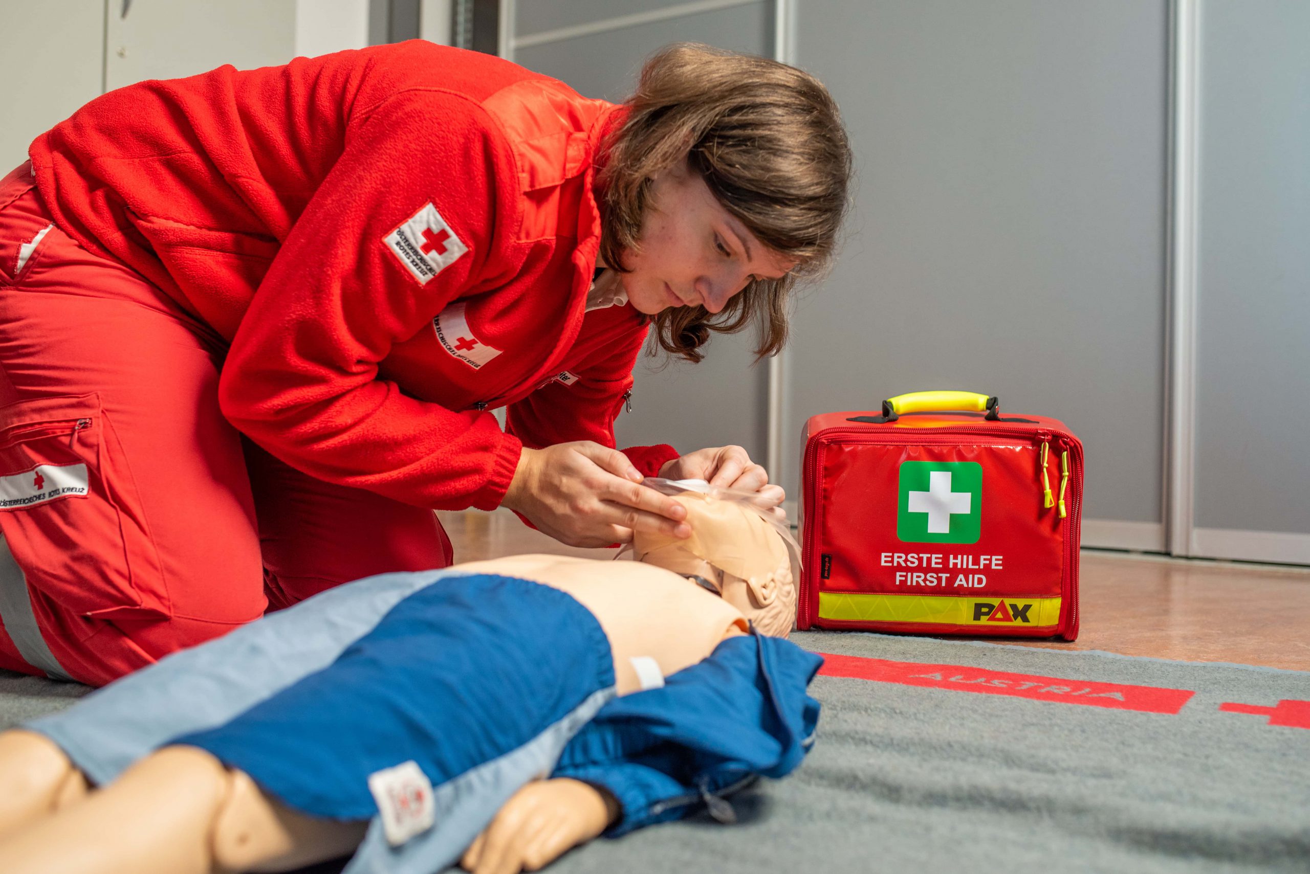 Reanimationspuppe Junior mit Erste-Hilfe Kursleiterin