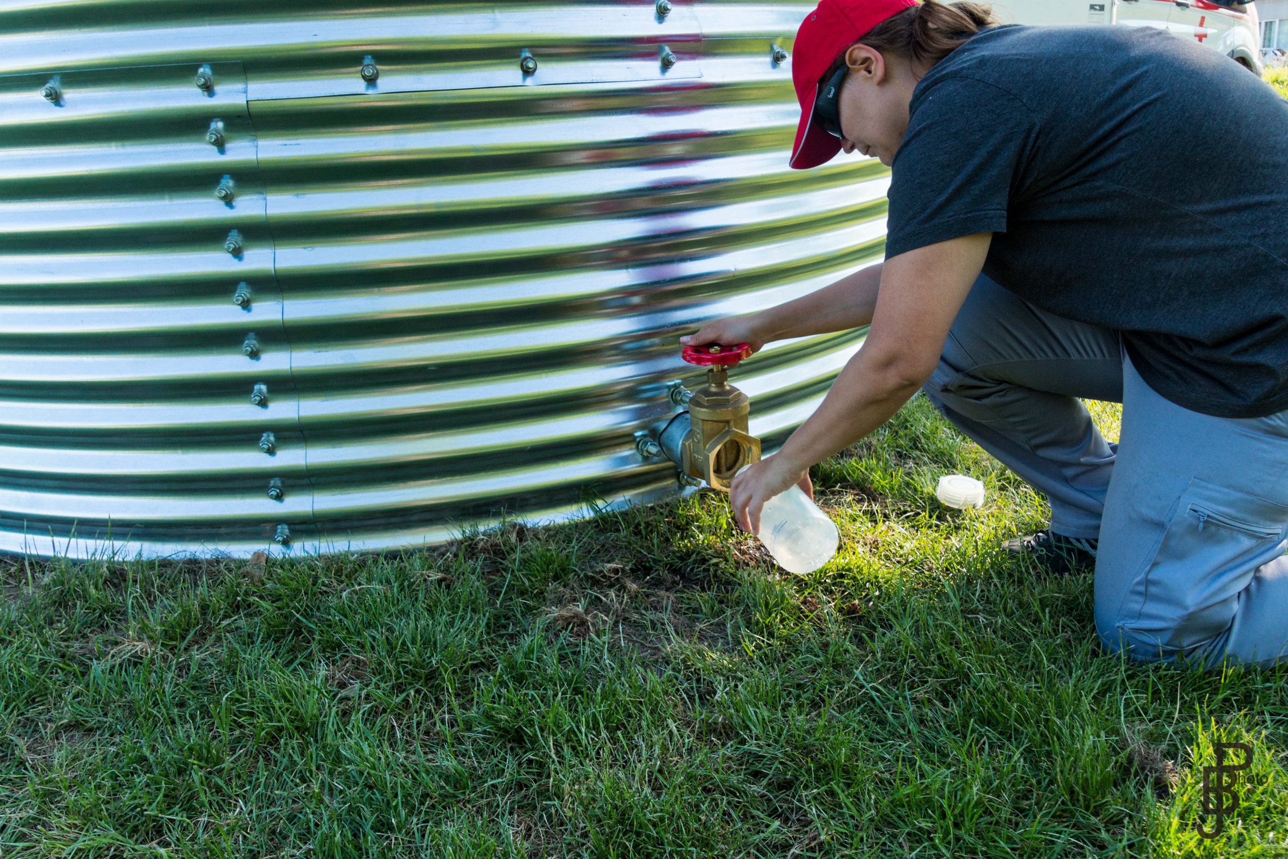 Wasser ist Leben Niederösterreich, WASH Delegierte füllt sauberes Wasser in eine Flasche aus dem Tank