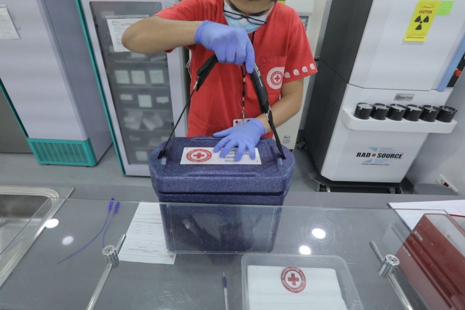 Libanesisches Rotes Kreuz Mitarbeiter mit Kühlbox für Blutspendebeutel