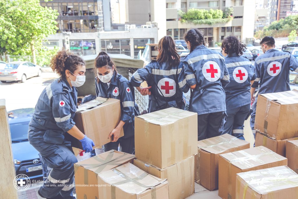 Rotkreuz Helfer vom Libanesischen Roten Kreuz beim packen derHilfsgüte
