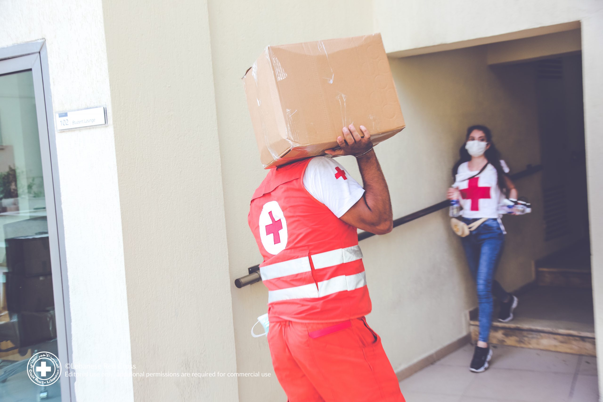 Rotkreuz Helfer vom Libanesischen Roten Kreuz mit Hilfsgütern auf der Schulter