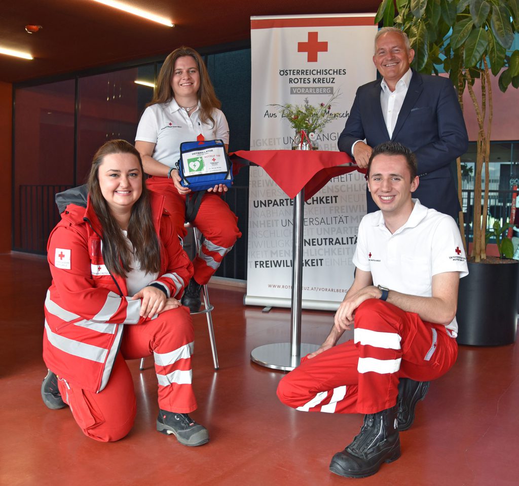 First Repsonder in Vorarlberg posieren mit Herrn Schneider, dem sie dank eines Defis das Leben gerettet haben