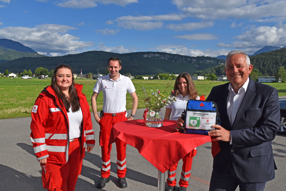 First Repsonder in Vorarlberg posieren mit Herrn Schneider, dem sie dank eines Defis das Leben gerettet haben