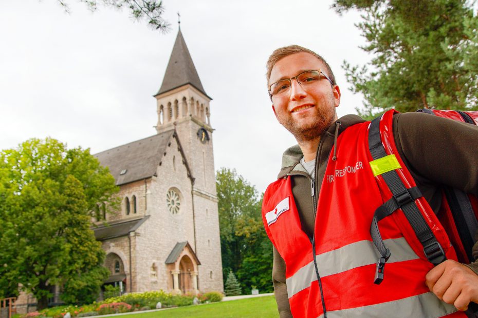 First Responder Niederösterreich, First Responder mit Rucksack vor der Kirche in Giesshuebl