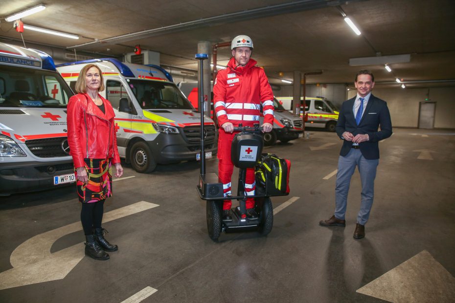 Rettungssanitäter auf dem Segway mit Wiener Präsidentin und dem Sponsor Wien HOlding