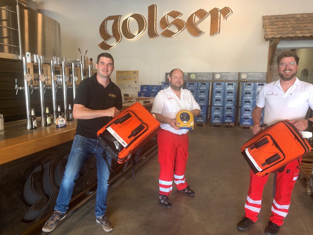Markus Sautner von der Privatbrauerei Gols GmbH (Golser Bier) und Florian Feldmann (Dienstführender Bezirk Neusiedl am See) sowie Peter Paar (Bezirksstellenleiter Stv.). bei der Übergabe des First Responder Rucksack